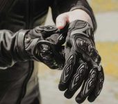 Izbira pravih motorističnih rokavic za optimalen oprijem in udobje med vožnjo motoristične rokavice